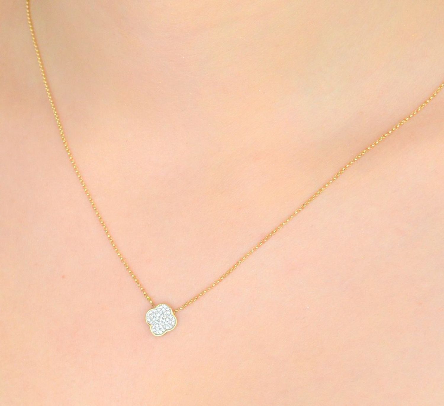 Złoty naszyjnik damski koniczyna z białymi diamentami 585 N10163 Y Zawieszka posiada 41 białych brylantów wielkości 0,09 ct, czystości SI oraz barwie H. 1.jpg